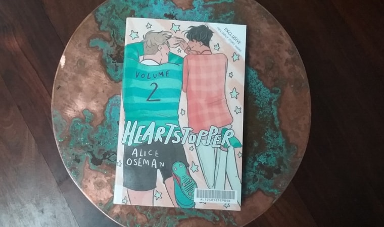 cover of Heartstopper 2 by alice oseman