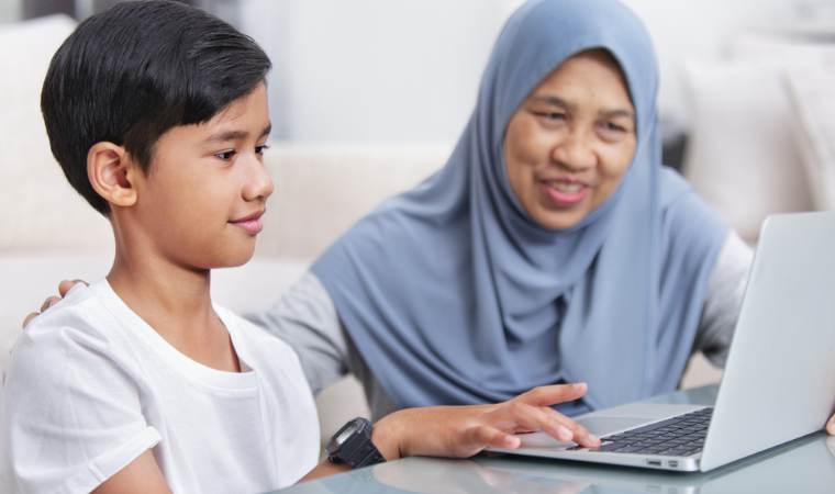 parent teaching child about internet safety